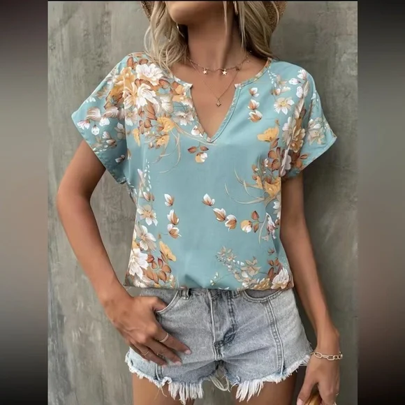 🎉Host Pick🎉 Floral Print Notched Neck Blouse. NWT - Picture 4 of 7